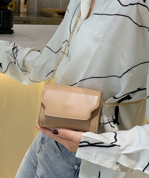 ACT（アクト）の「コンパクト PUレザー チェーンショルダーポシェット ポーチ バッグ（ショルダーバッグ・レディース・ホワイト/ブラック/ダークブラウン/ベージュ/イエロー/グリーン・FREE）」の4枚目の写真