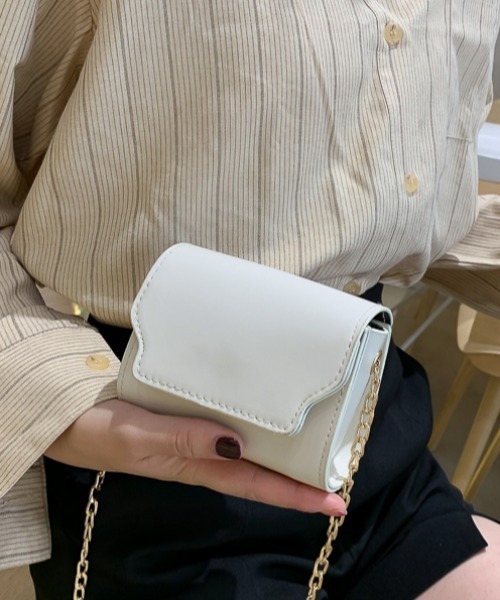 ACT（アクト）の「コンパクト PUレザー チェーンショルダーポシェット ポーチ バッグ（ショルダーバッグ・レディース・ホワイト/ブラック/ダークブラウン/ベージュ/イエロー/グリーン・FREE）」の2枚目の写真