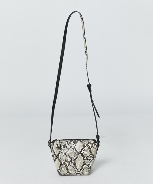 RIVE DROITE（リヴドロワ）の「コーディネートのアクセントにも最適　型押しPUミニショルダー（ショルダーバッグ・レディース・ベージュ/サックスブルー/ライトベージュ・FREE）」の13枚目の写真