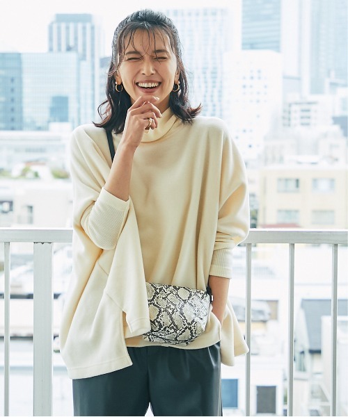 RIVE DROITE（リヴドロワ）の「コーディネートのアクセントにも最適　型押しPUミニショルダー（ショルダーバッグ・レディース・ベージュ/サックスブルー/ライトベージュ・FREE）」の16枚目の写真