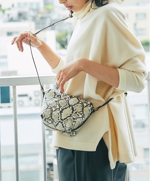 RIVE DROITE（リヴドロワ）の「コーディネートのアクセントにも最適　型押しPUミニショルダー（ショルダーバッグ・レディース・ベージュ/サックスブルー/ライトベージュ・FREE）」の17枚目の写真