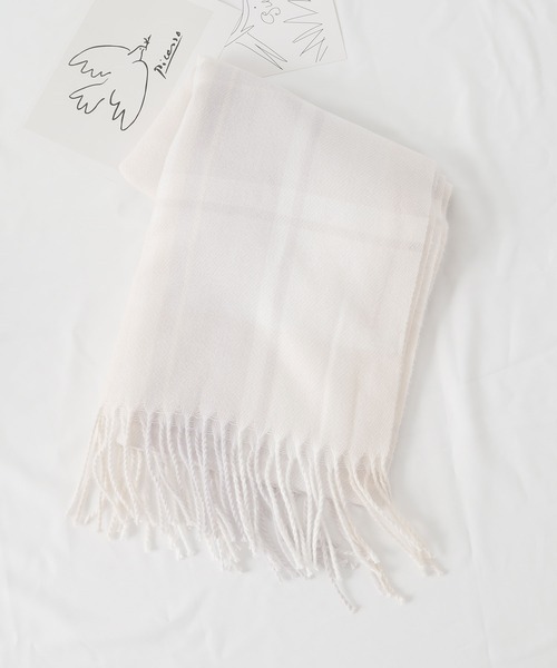 Honeys（ハニーズ）の「なめらかチェックマフラー（マフラー・レディース・ホワイト×ブルー/ベージュ系その他/ホワイト×グレー/その他/レッド系その他/ホワイト×ネイビー・FREE）」の3枚目の写真