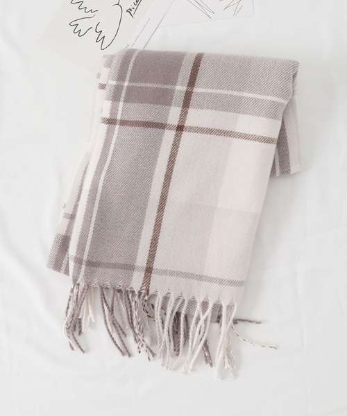 Honeys（ハニーズ）の「なめらかチェックマフラー（マフラー・レディース・ホワイト×ブルー/ベージュ系その他/ホワイト×グレー/その他/レッド系その他/ホワイト×ネイビー・FREE）」の5枚目の写真