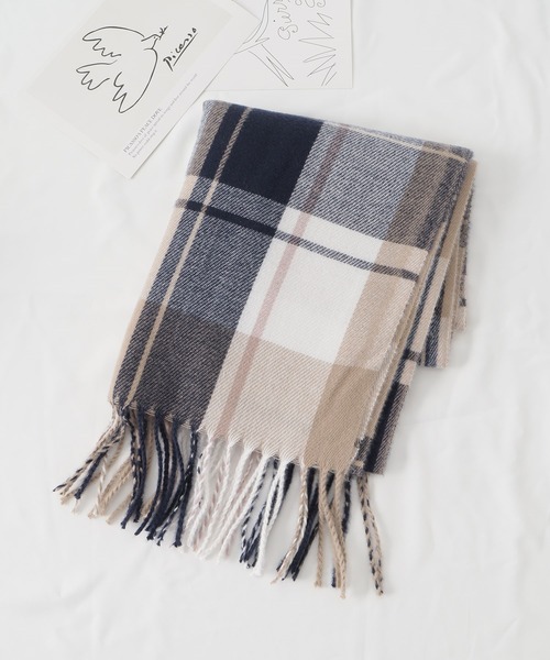 Honeys（ハニーズ）の「なめらかチェックマフラー（マフラー・レディース・ホワイト×ブルー/ベージュ系その他/ホワイト×グレー/その他/レッド系その他/ホワイト×ネイビー・FREE）」の4枚目の写真