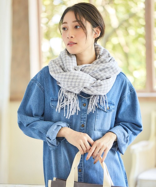 Honeys（ハニーズ）の「なめらかチェックマフラー（マフラー・レディース・ホワイト×ブルー/ベージュ系その他/ホワイト×グレー/その他/レッド系その他/ホワイト×ネイビー・FREE）」の21枚目の写真