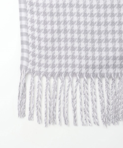 Honeys（ハニーズ）の「なめらかチェックマフラー（マフラー・レディース・ホワイト×ブルー/ベージュ系その他/ホワイト×グレー/その他/レッド系その他/ホワイト×ネイビー・FREE）」の10枚目の写真