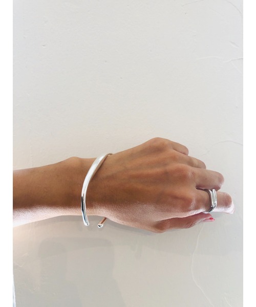 ulu（ウル）の「nuance line bracelet【silver925】（バングル/リストバンド・レディース・シルバー・FREE）」の3枚目の写真