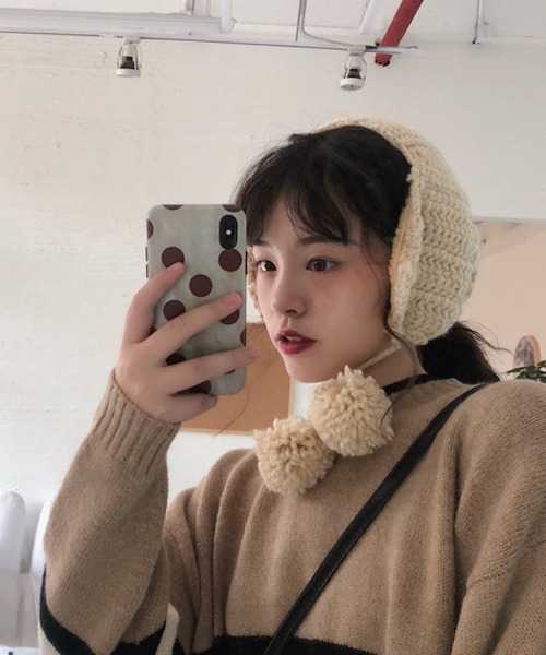 shopnikoniko(ショップニコニコ)の「イヤーマフ ニット 耳当て イヤマフ ニット ボンボン もこもこ 耳あて イヤーマフラー(イヤーマフ・レディース・ブラック/ベージュ/グレー/レッド/アイボリー・フリー)」の7枚目の写真