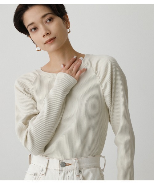 AZUL by moussy（アズールバイマウジー）の「SHOULDER SHIRRING TOPS（Tシャツ/カットソー・レディース・オフホワイト/ライム/スモークピンク/ブラック・SMALL/MEDIUM）」の2枚目の写真