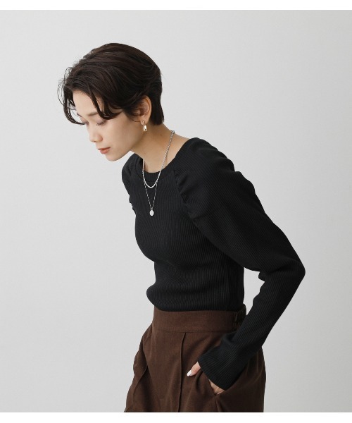 AZUL by moussy（アズールバイマウジー）の「SHOULDER SHIRRING TOPS（Tシャツ/カットソー・レディース・オフホワイト/ライム/スモークピンク/ブラック・SMALL/MEDIUM）」の3枚目の写真