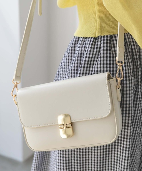 fifth(フィフス)の「ゴールド釦フラップカラーバッグ(ショルダーバッグ・レディース・ホワイト/イエロー/ラベンダー・FREE)」の2枚目の写真