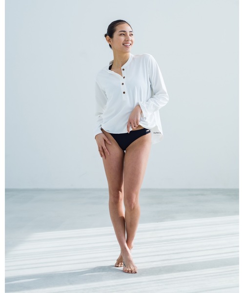 Hurley (ハーレー)の「W HENRY NECK RG / ハーレー レディースラッシュガード UPF50(ラッシュガード・レディース・ホワイト/ブラック・SMALL/MEDIUM/X-SMALL)」の1枚目の写真