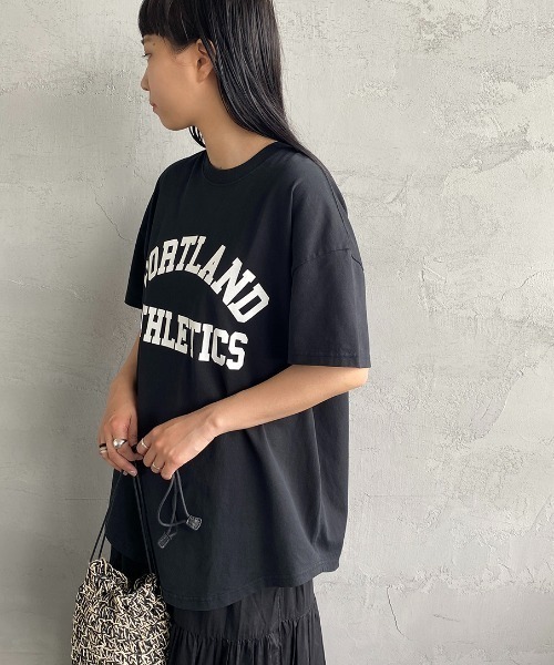 SCREEN STARS（スクリーンスターズ）の「[SCREEN STARS/スクリーンスターズ] 別注 ラウンドヘム カレッジプリントTシャツ（Tシャツ/カットソー・レディース・ホワイト/モカ/ブルー/ブラック・F）」の2枚目の写真