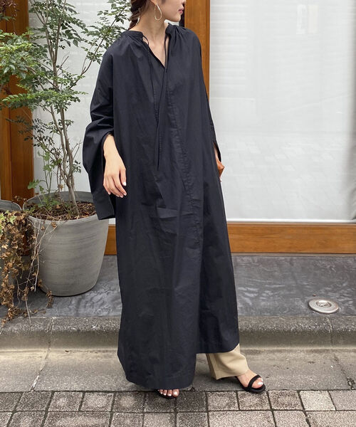 fredy emue(フレディエミュ)の「袖スリット開きシャツワンピース(シャツワンピース・レディース・ブラック/オフホワイト/サックスブルー・38)」の15枚目の写真