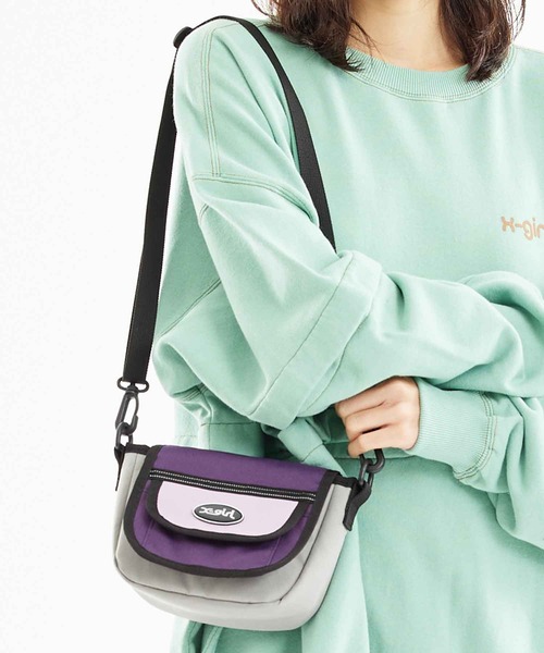 X-girl(エックスガール)の「FLAP POCKET MINI SHOULDER BAG(ショルダーバッグ・レディース・ブラック/マルチ・ONE SIZE)」の2枚目の写真