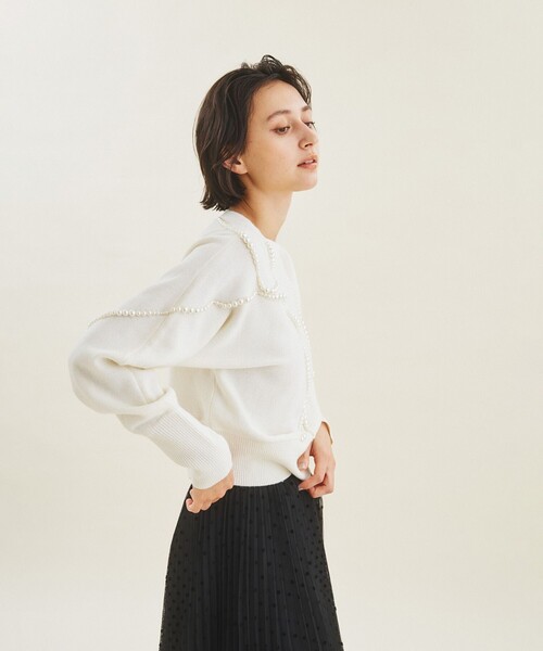 GRACE CONTINENTAL（グレースコンチネンタル）の「パールラインニットトップ（ニット/セーター・レディース・ホワイト/ブラック・36）」の4枚目の写真