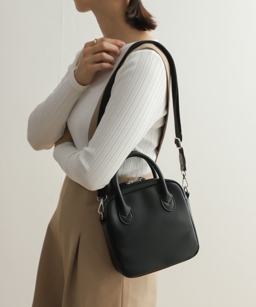 URBAN RESEARCH DOORS(アーバンリサーチドアーズ)の「スクエアショルダーバッグ(ショルダーバッグ・レディース・ブラック/ライトベージュ・-)」の2枚目の写真