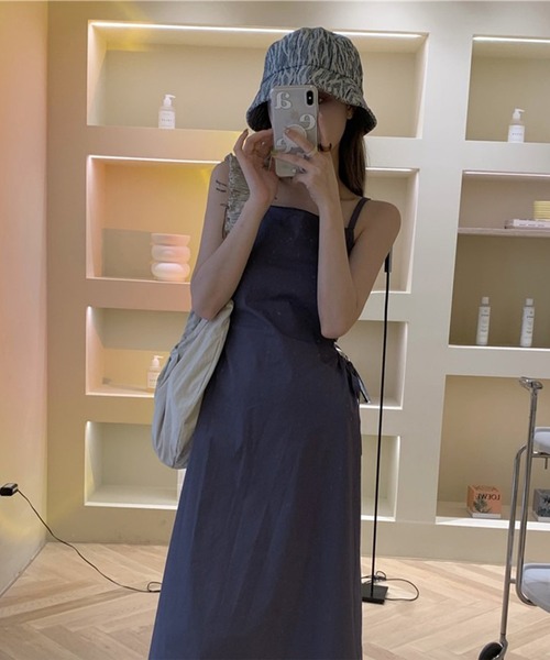LYEON(リヨン)の「サイドオープンキャミワンピース(ワンピース・レディース・グレー・FREE)」の3枚目の写真