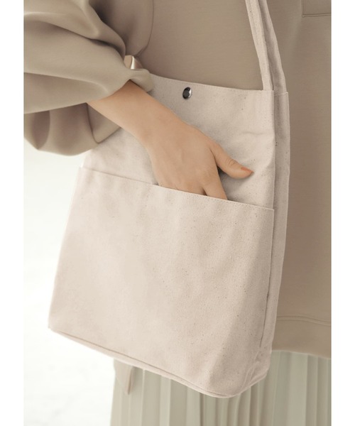 STYLE DELI(スタイルデリ)の「【サブBAG用】キャンバス地ポケットトートバッグ(ショルダーバッグ・レディース・ブラック/ナチュラル・FREE)」の5枚目の写真