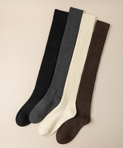c.u.l（シーユーエル）の「シンプル無地 あったか ニーハイソックス cula694（ソックス/靴下・レディース・グレー/ブラウン/ブラック/アイボリー・FREE）」の4枚目の写真