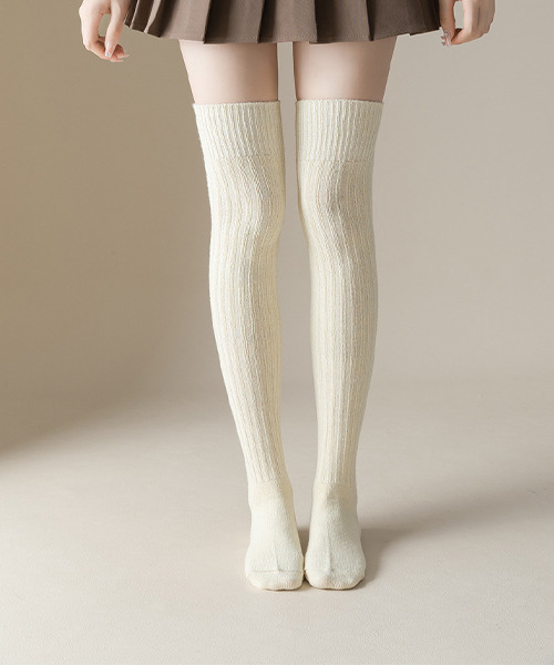 c.u.l（シーユーエル）の「シンプル無地 あったか ニーハイソックス cula694（ソックス/靴下・レディース・グレー/ブラウン/ブラック/アイボリー・FREE）」の6枚目の写真