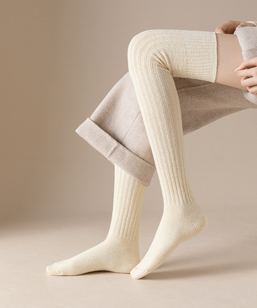 c.u.l（シーユーエル）の「シンプル無地 あったか ニーハイソックス cula694（ソックス/靴下・レディース・グレー/ブラウン/ブラック/アイボリー・FREE）」の7枚目の写真