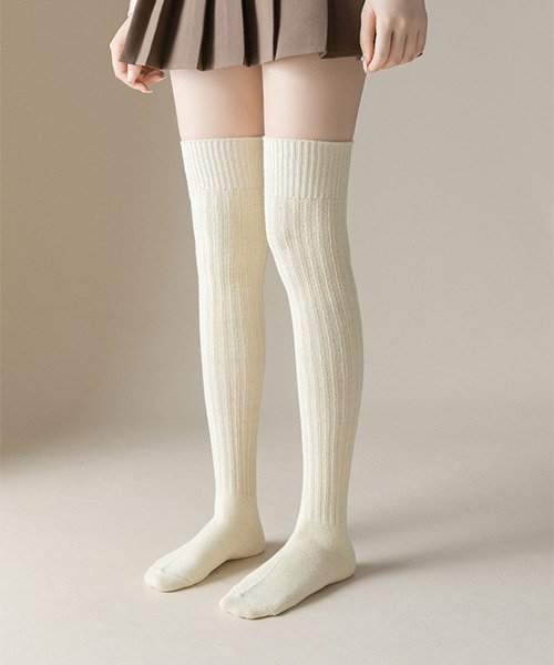 c.u.l（シーユーエル）の「シンプル無地 あったか ニーハイソックス cula694（ソックス/靴下・レディース・グレー/ブラウン/ブラック/アイボリー・FREE）」の8枚目の写真