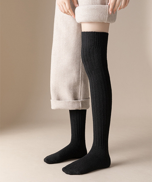 c.u.l（シーユーエル）の「シンプル無地 あったか ニーハイソックス cula694（ソックス/靴下・レディース・グレー/ブラウン/ブラック/アイボリー・FREE）」の13枚目の写真