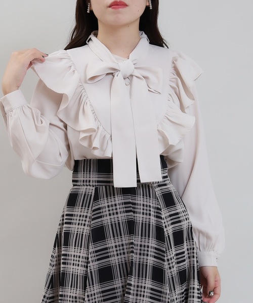 ASTORIA ODIER(アストリアオディール)の「リボンタイフリルブラウス(シャツ/ブラウス・レディース・ホワイト/ブラック/ブラウン/ピンクベージュ・MEDIUM)」の4枚目の写真