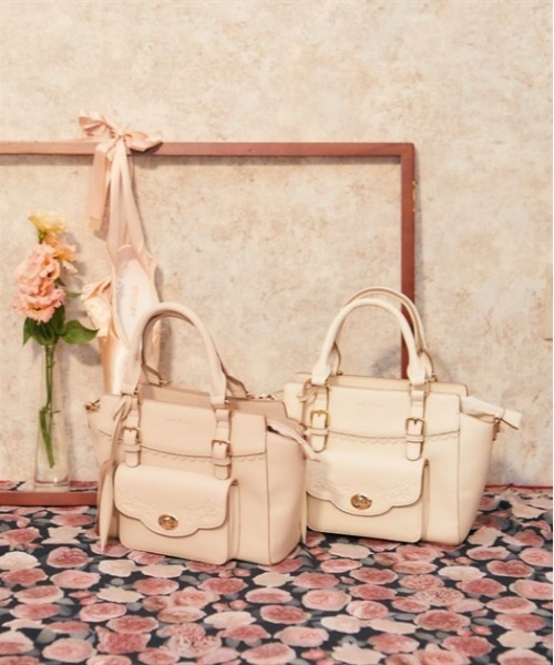 axes femme（アクシーズファム）の「パスケース付薔薇型押しバッグ（ショルダーバッグ・レディース・ピンク/キナリ/ブラック・FREE）」の4枚目の写真