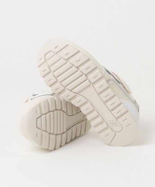 NEW BALANCE(ニューバランス)の「996(スニーカー・キッズ・オフホワイト/パープル・22.5cm/23.5cm/23.0cm/24.0cm/20.5cm/21.5cm/17.0cm/18.0cm/19.0cm/20.0cm/17.5cm/18.5cm/22.0cm/19.5cm/21.0cm)」の5枚目の写真