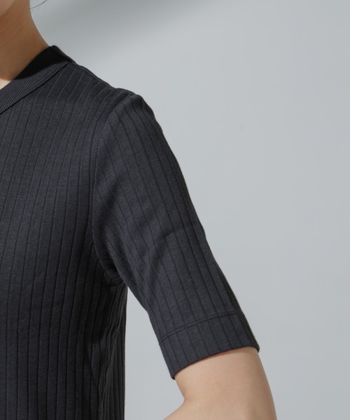 NANO universe（ナノユニバース）の「Anti Soaked(R) 汗染み防止 クルーネックリブTシャツ（Tシャツ/カットソー・レディース・アイボリー/ブラック/グレー系その他4/チャコール・M/S）」の5枚目の写真