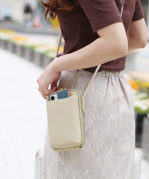 Mia Borsa（ミアボルサ）の「[Mia Borsa]本革レザースマホポーチ スマホショルダー（ショルダーバッグ・レディース・キャメル/ウッド/ブラック/アイボリー・FREE）」の2枚目の写真