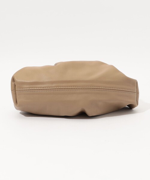 INNUE(イヌエ)の「INNUE CRUCTH BAG チェーン2‐WAYバッグ(クラッチバッグ・レディース・ベージュ・FREE)」の5枚目の写真
