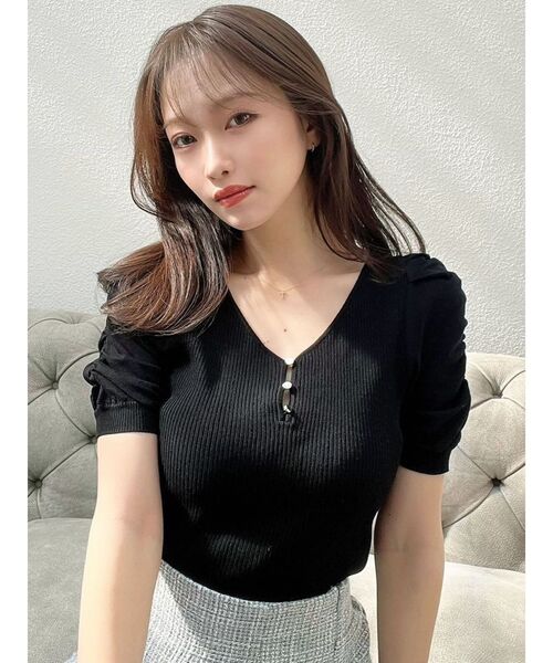 RESEXXY（リゼクシー）の「ギャザースリーブニットトップス（ニット/セーター・レディース・ブラック/その他1/レッド・FREE）」の4枚目の写真