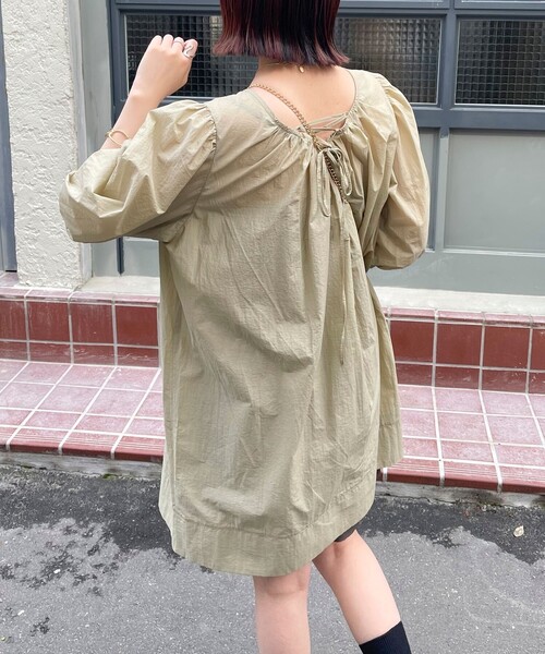 fredy emue(フレディエミュ)の「バルーンスリーブチュニックブラウス(シャツ/ブラウス・レディース・ブラック/ベージュ/オフホワイト・38)」の17枚目の写真
