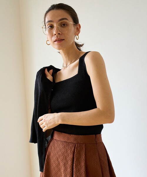 UNFILO(アンフィーロ)の「ラメリブタンクトップ(タンクトップ・レディース・ベージュ系/シルバー系/ブラック系・SMALL/MEDIUM)」の2枚目の写真