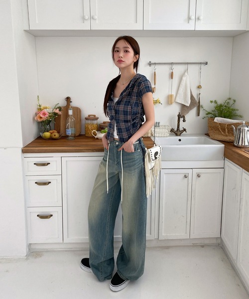 by muni:r(バイ ムニール)の「ストリングオーバーロングデニムパンツ(デニムパンツ・レディース・ブルー・SMALL/MEDIUM)」の4枚目の写真