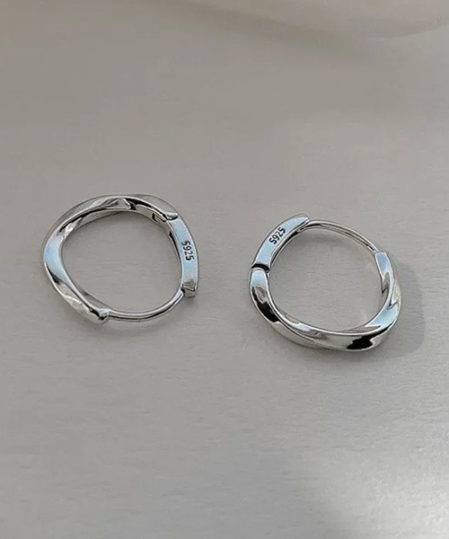 WARAIJOGO(ワライジョウゴ)の「【WARAIJOGO】EK140/ツイストフープリングピアス/両耳用(NEZ)(ピアス(両耳用)・メンズ・シルバー・FREE)」の3枚目の写真