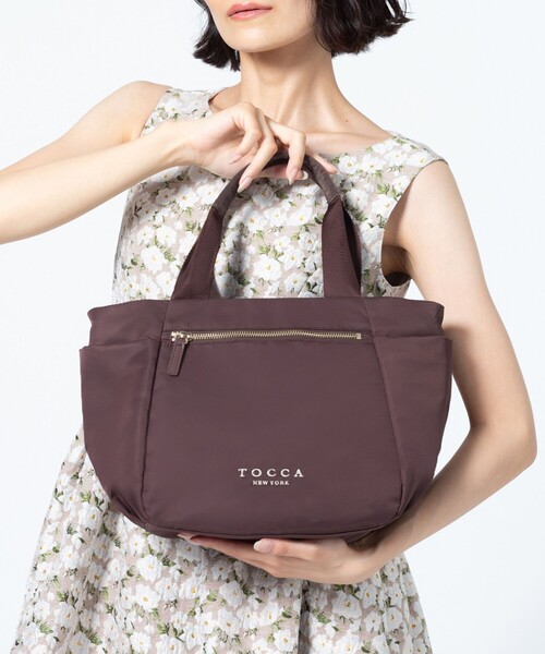 TOCCA(トッカ)の「NUOTO NYLON TOTE トートバッグ(トートバッグ・レディース・ブラック系/ベージュ系/ブラック系5/ベージュ系1/ネイビー系/ブラウン系・F)」の3枚目の写真