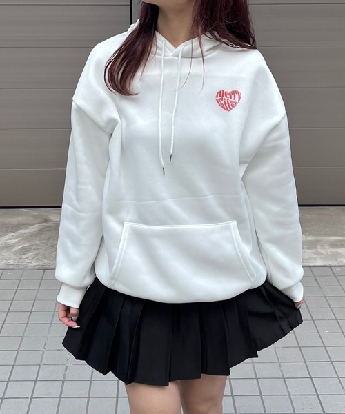 merrylatte(メリーラテ)の「ワンポイントレッドハートデザインパーカー(パーカー・レディース・ホワイト・MEDIUM/X-LARGE)」の1枚目の写真