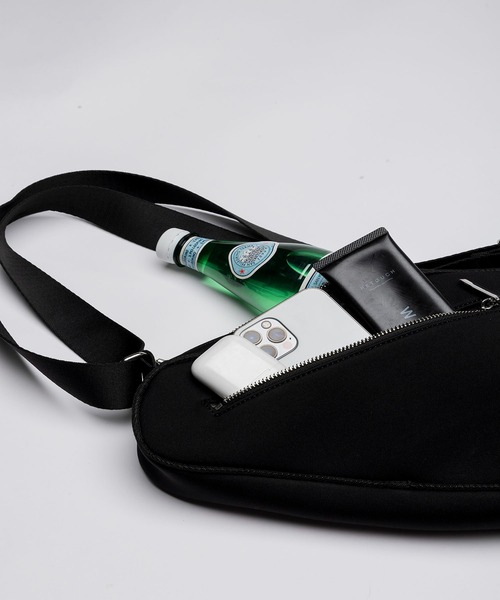 EDITA.（エディータ）の「ネオプレンレクタングル ショルダーバッグ　軽量 / 個性的（ショルダーバッグ・レディース・サックスブルー/ブラック・FREE）」の20枚目の写真