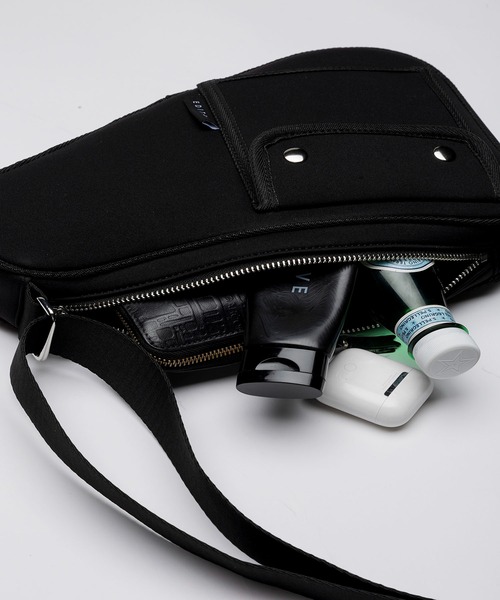 EDITA.（エディータ）の「ネオプレンレクタングル ショルダーバッグ　軽量 / 個性的（ショルダーバッグ・レディース・サックスブルー/ブラック・FREE）」の16枚目の写真