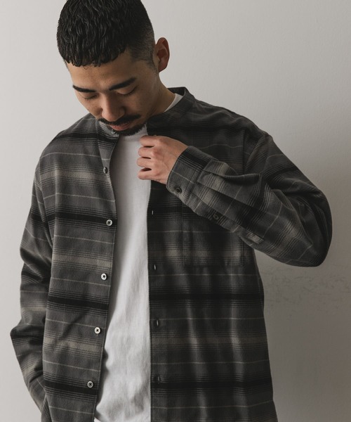 URBAN RESEARCH DOORS（アーバンリサーチドアーズ）の「両面起毛ネルバンドカラーシャツ（シャツ/ブラウス・メンズ・ネイビー/ベージュ/ブラウン/グレー系その他・MEDIUM/LARGE）」の2枚目の写真