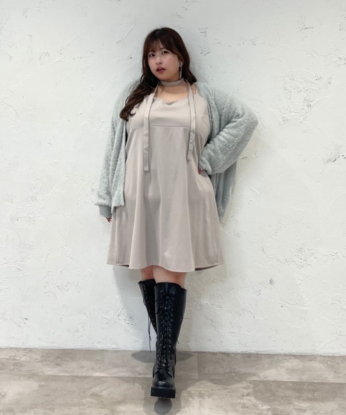 Louiosy(ルオシー)の「【大きいサイズ】チョーカー付きキャミソールミニワンピース(ワンピース・レディース・ブラック/グリーン系その他/グレイッシュベージュ・X-LARGE/3L/4L)」の2枚目の写真