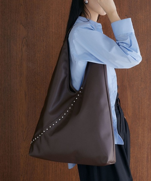 somlu.(ソンムル)の「【somlu.】スタッズトライアングルトートバッグ(トートバッグ・レディース・ダークブラウン/ブラック・FREE)」の21枚目の写真