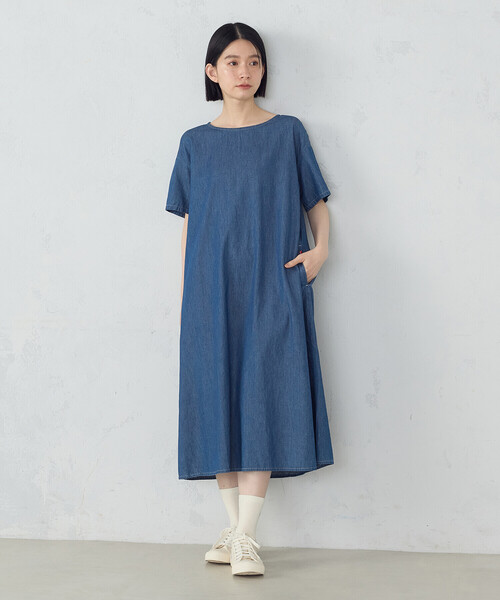 ONIGIRI(オニギリ)の「デイリーリラックスワンピース デニム(ワンピース・レディース・ネイビー/サックスブルー・MEDIUM)」の2枚目の写真