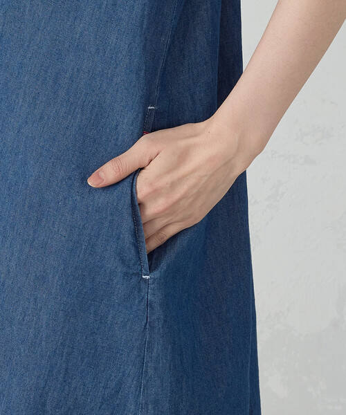 ONIGIRI(オニギリ)の「デイリーリラックスワンピース デニム(ワンピース・レディース・ネイビー/サックスブルー・MEDIUM)」の15枚目の写真