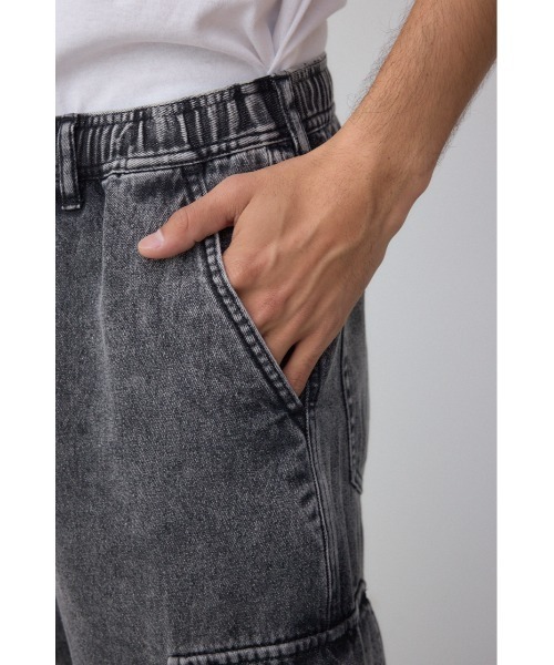 AZUL by moussy（アズールバイマウジー）の「AZUL DENIM カーゴショーツ（スラックス・レディース・ライトブルー/ライトブラック・MEDIUM/LARGE）」の16枚目の写真