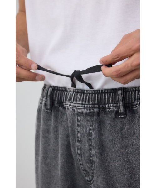 AZUL by moussy（アズールバイマウジー）の「AZUL DENIM カーゴショーツ（スラックス・レディース・ライトブルー/ライトブラック・MEDIUM/LARGE）」の15枚目の写真